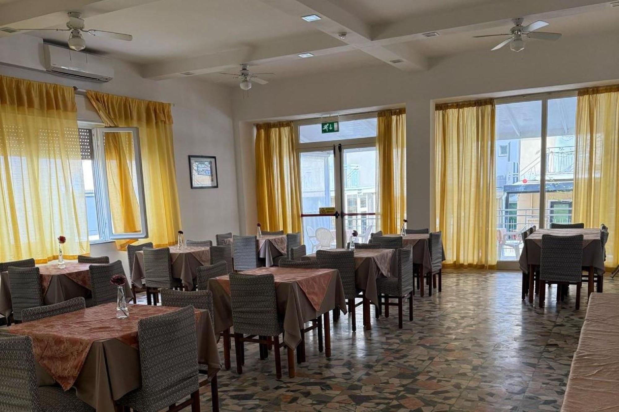 Hotel Nives Rimini Exteriör bild